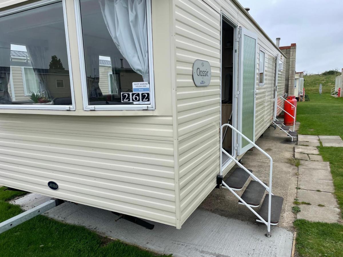 3-Bed Caravan in Walton on the Naze - Housity
