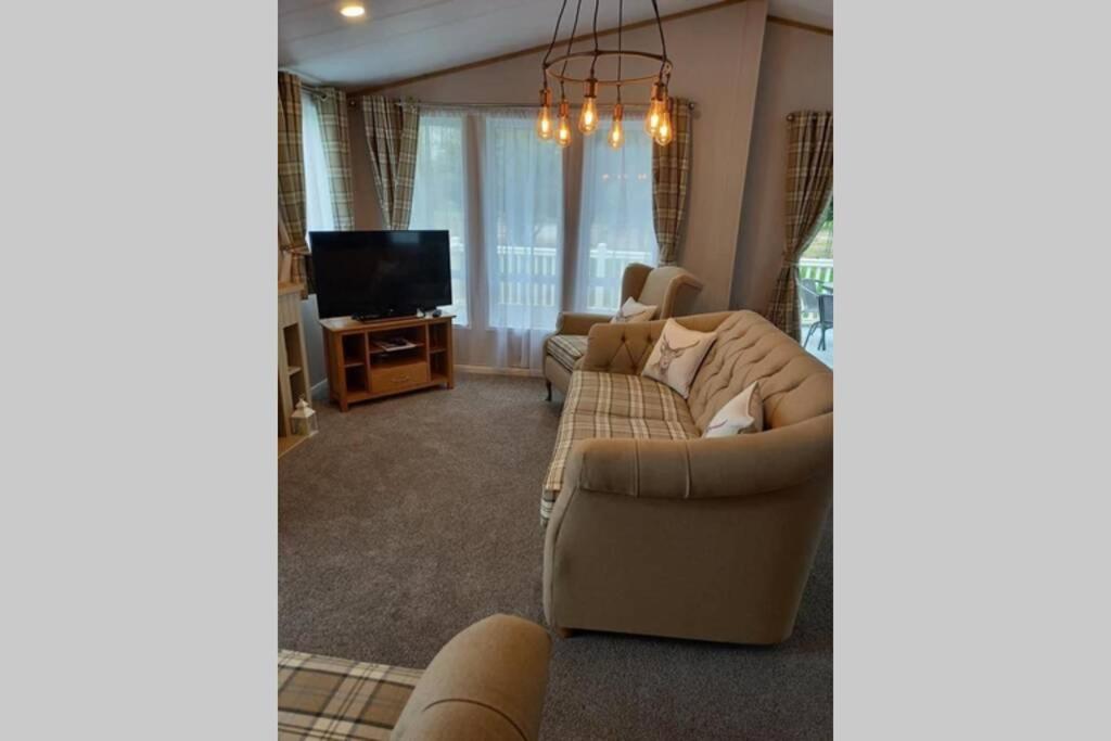 Willow Lodge with Hot Tub - Housity