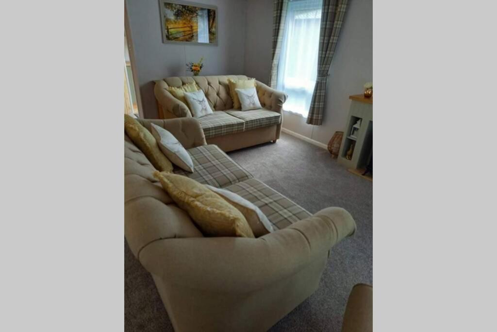 Willow Lodge with Hot Tub - Housity