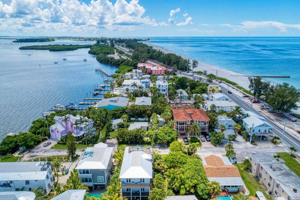 Cottage Haven-One Minute Walk To The Beach-Private Yards-Keyless Locks - Housity
