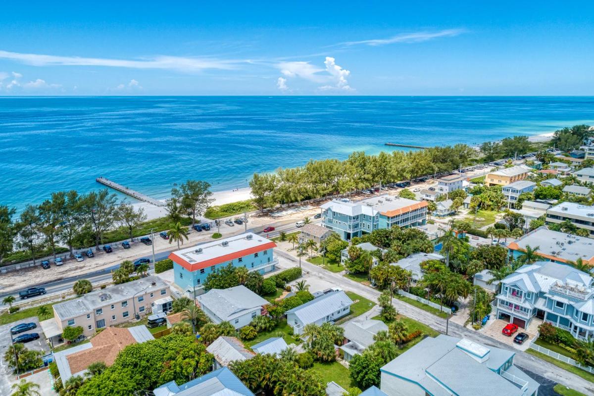 Cottage Haven-One Minute Walk To The Beach-Private Yards-Keyless Locks - Housity