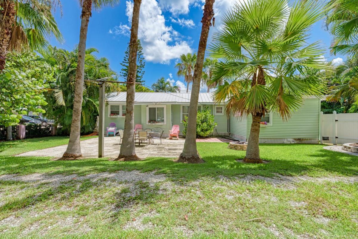 Cottage Haven-One Minute Walk To The Beach-Private Yards-Keyless Locks - Housity