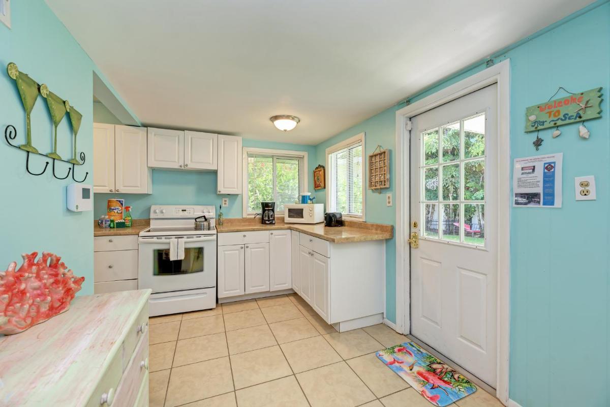 Cottage Haven-One Minute Walk To The Beach-Private Yards-Keyless Locks - Housity