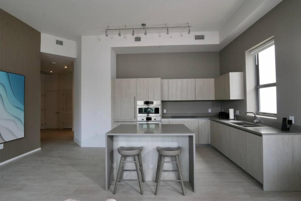 Suitetrails - Luxury Two Bed Two Bath Beach Resort Condo 35 USD resort fee per day