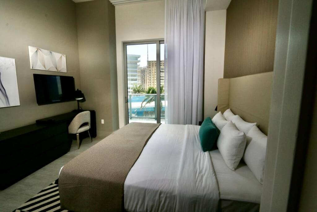 Suitetrails - Luxury Two Bed Two Bath Beach Resort Condo 35 USD resort fee per day