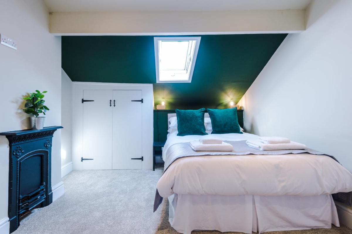 Chester Home for 8 with hot tub hire available. - Housity