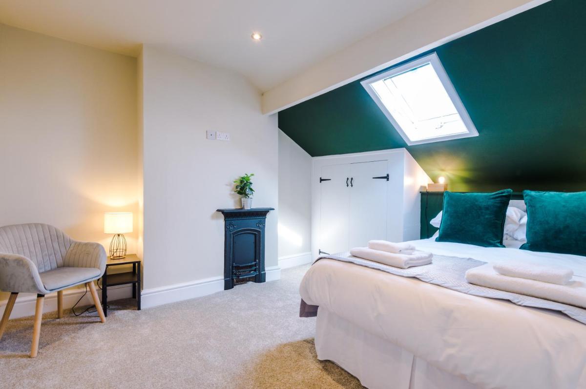 Chester Home for 8 with hot tub hire available. - Housity