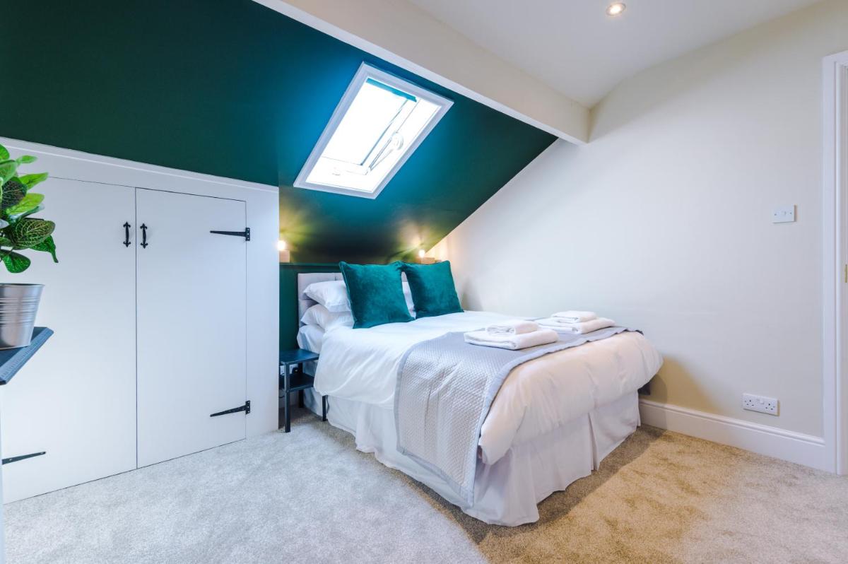 Chester Home for 8 with hot tub hire available. - Housity
