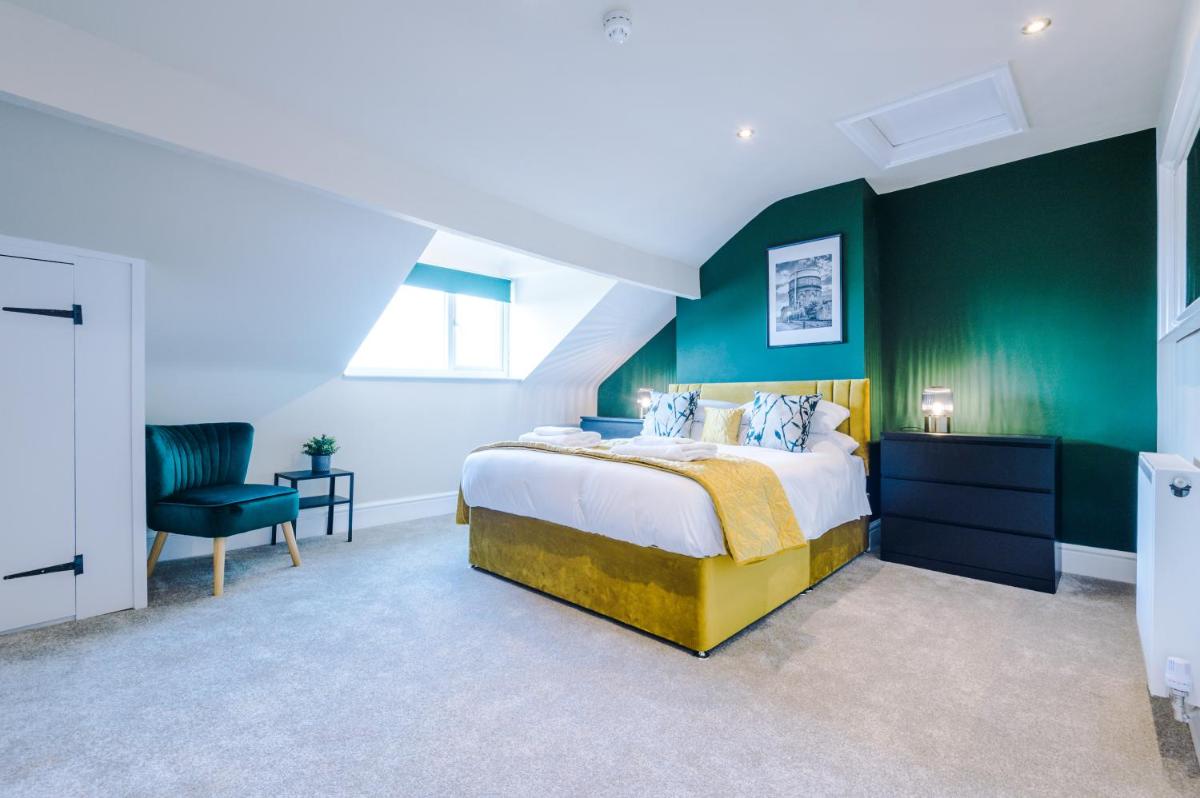 Chester Home for 8 with hot tub hire available. - Housity