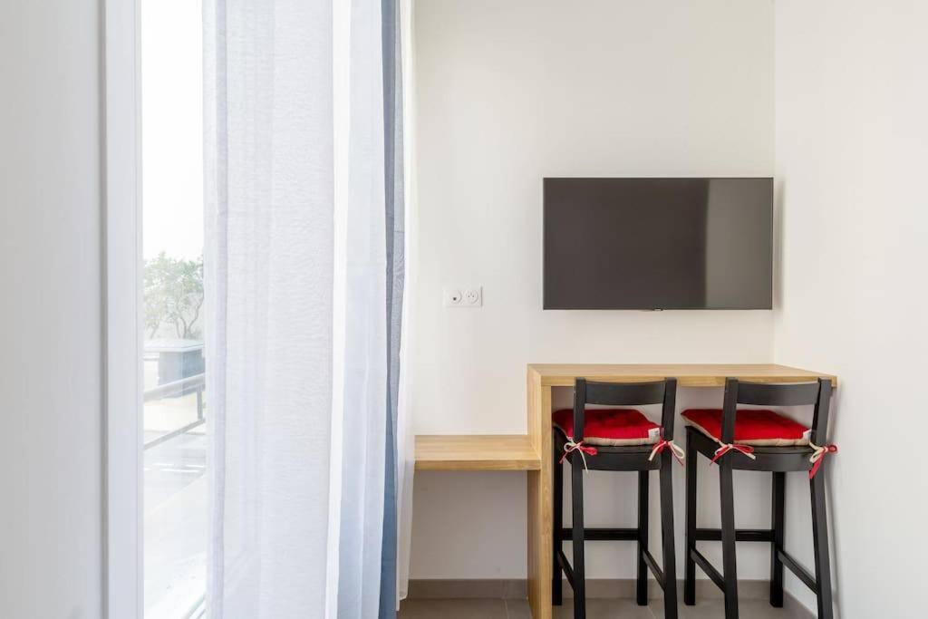 La chambre Liberté 1, SDB privative et TV, Cuisine Salon Partagés, confort et hypercentre - Housity