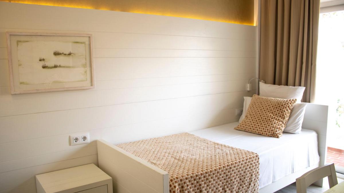 Cama o camas de una habitación en Hotel Illa d'Or & Club Apts 4* Sup
