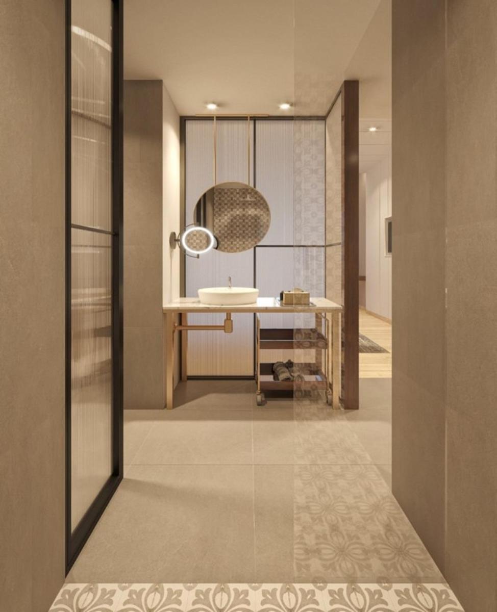 a hallway with a desk and a mirror at Holiday Inn Goa Candolim in Candolim a hallway with a desk and a mirror at Holiday Inn Goa Candolim in Candolim