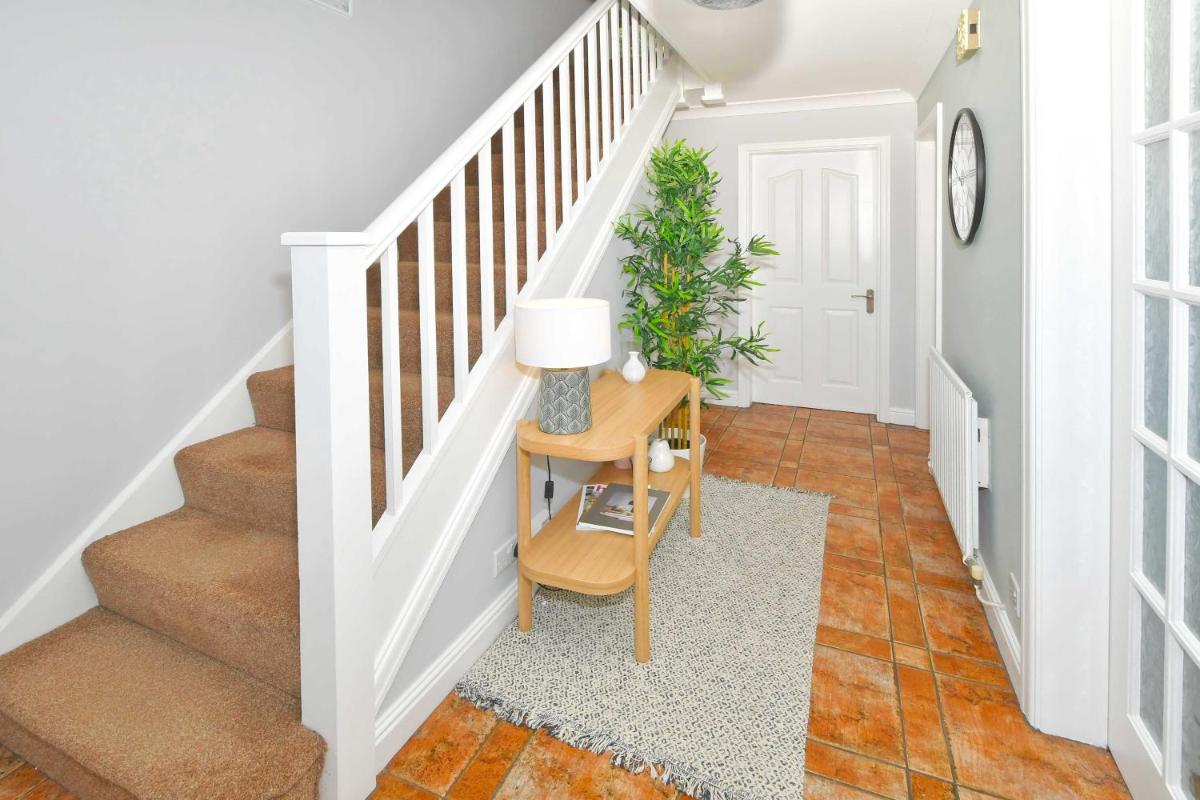 The Glade by YourStays Huge Single Detached Holiday Home with big garden - Housity