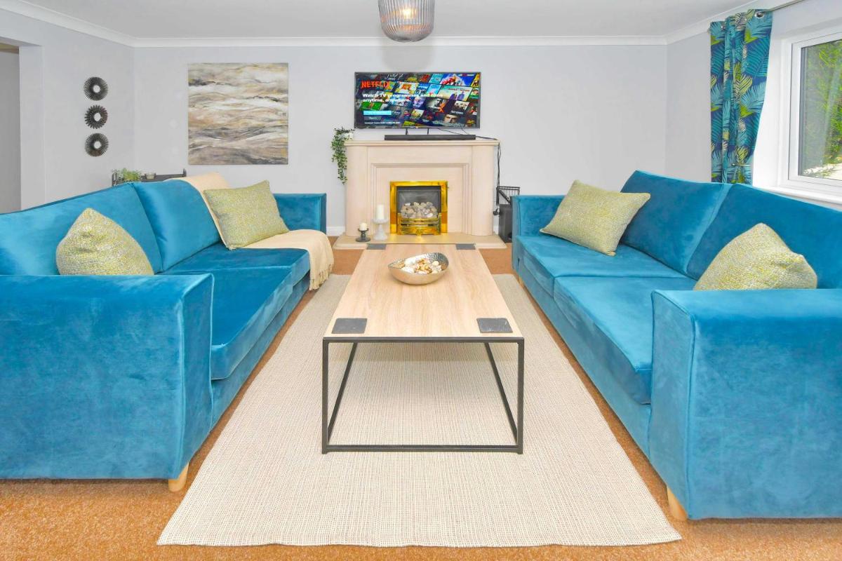 The Glade by YourStays Huge Single Detached Holiday Home with big garden - Housity