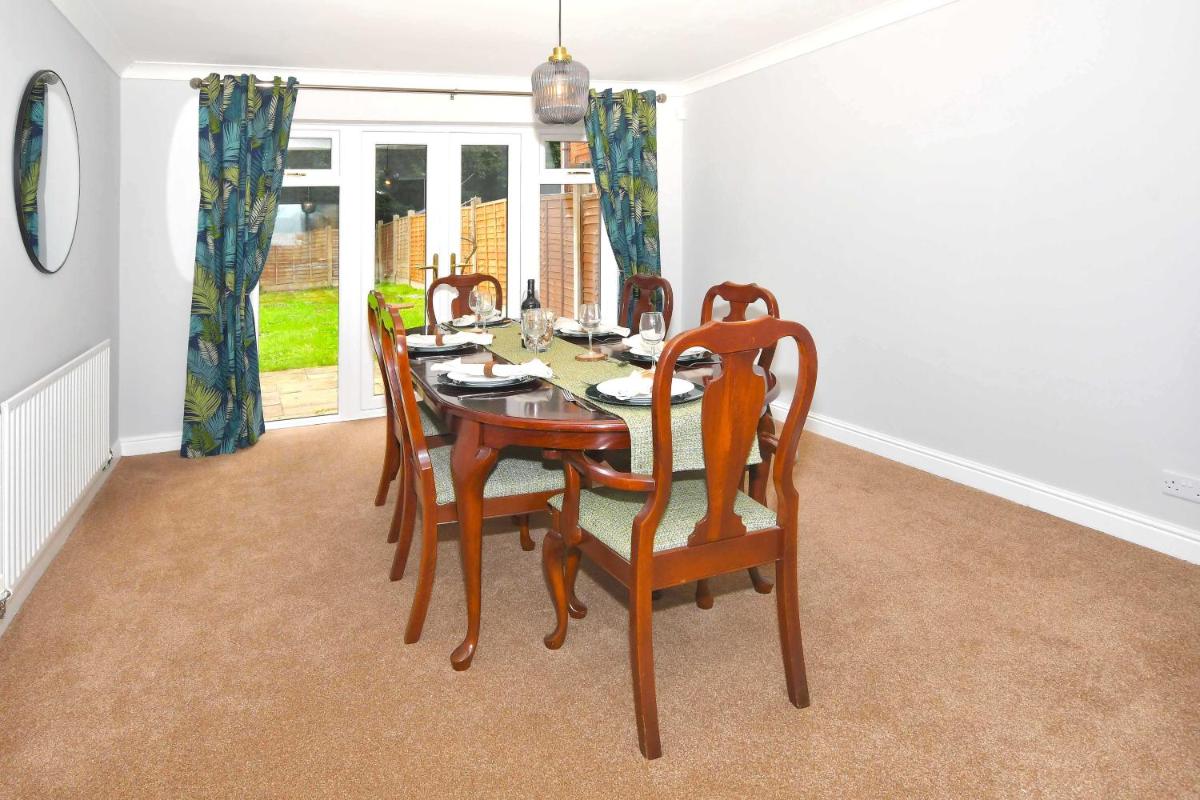 The Glade by YourStays Huge Single Detached Holiday Home with big garden - Housity