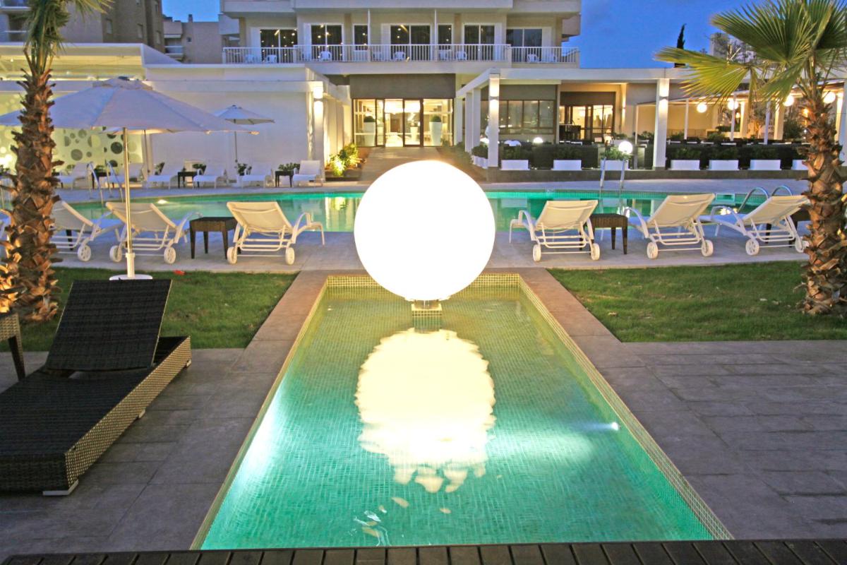 Piscina en o cerca de BG Caballero
