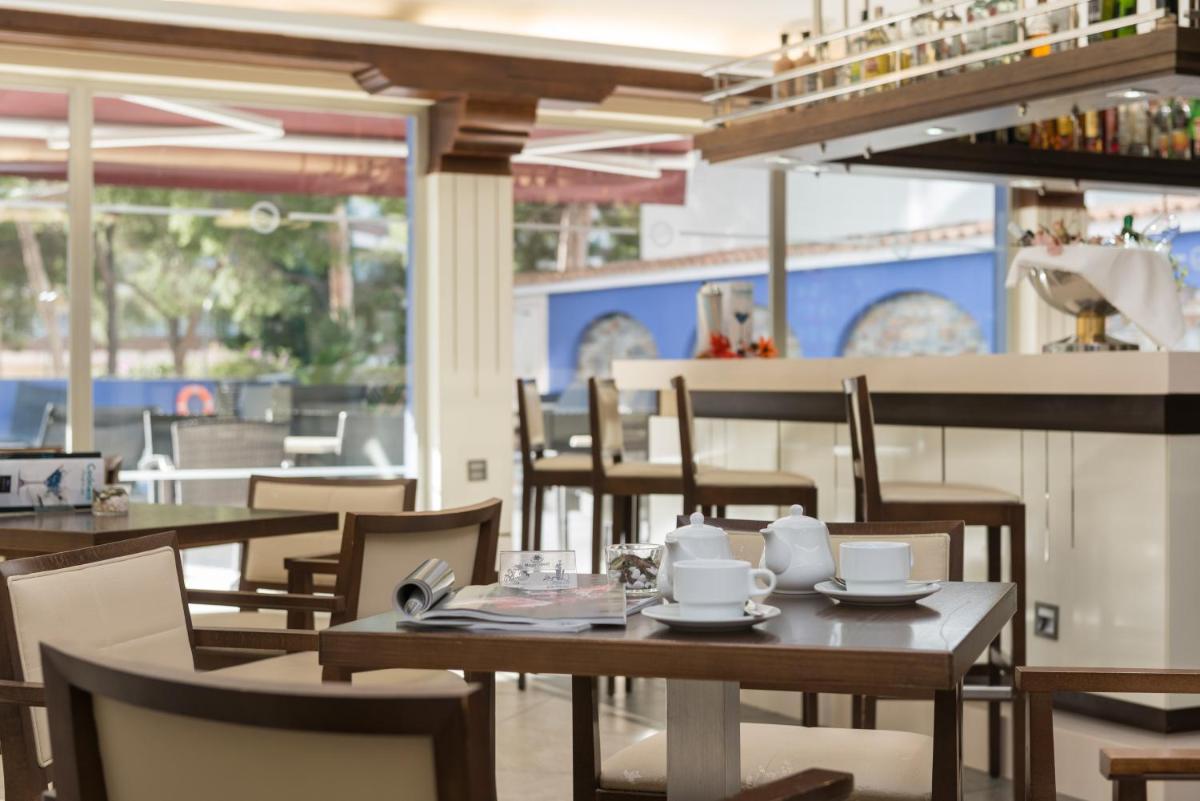 Un restaurante o sitio para comer en Hotel Torre Azul & Spa - Adults Only