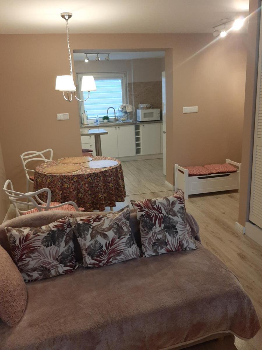 A comfortable, fully equipped apartment with a private parking and a garden, southern Radzymin - Housity