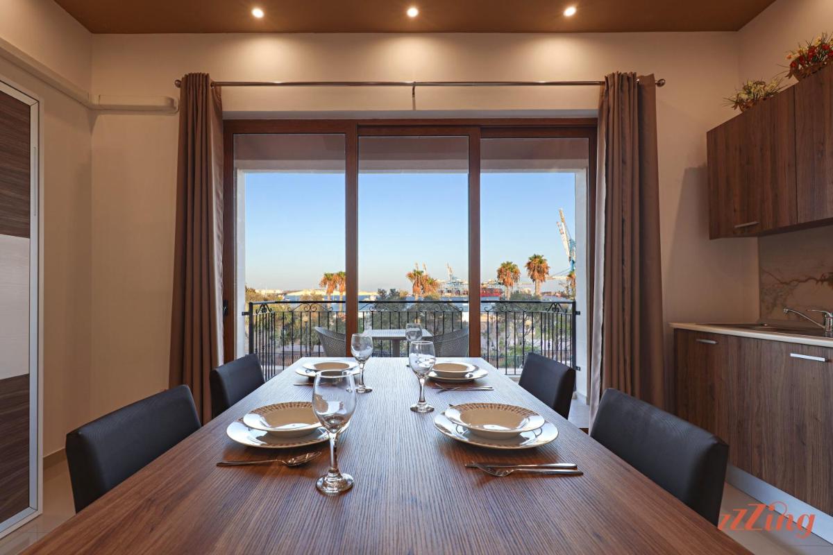 Gem Beachfront Apt with Amazing Bay and Sea Views - Housity