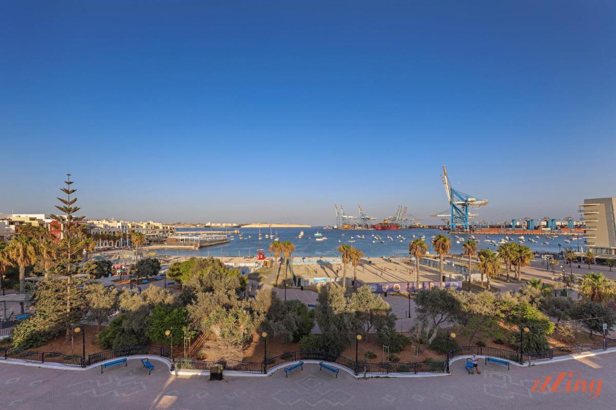 Gem Beachfront Apt with Amazing Bay and Sea Views - Housity