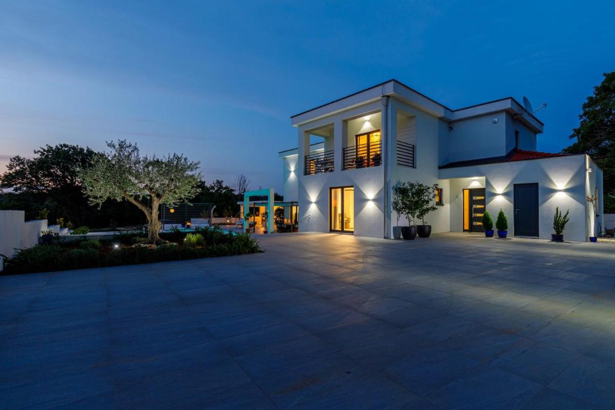 Luxury Villa Valhalla with Private Pool - Housity