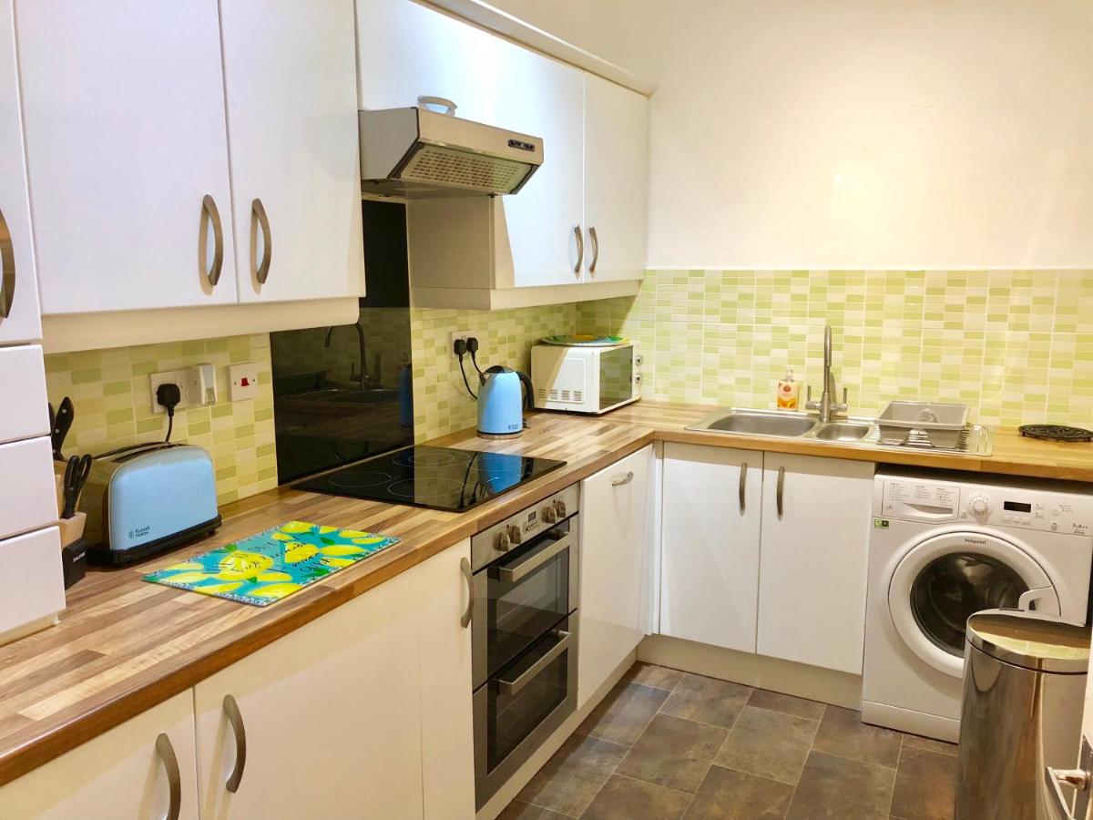 Stylish Apartment With Secure Parking Close to City - Hizvo