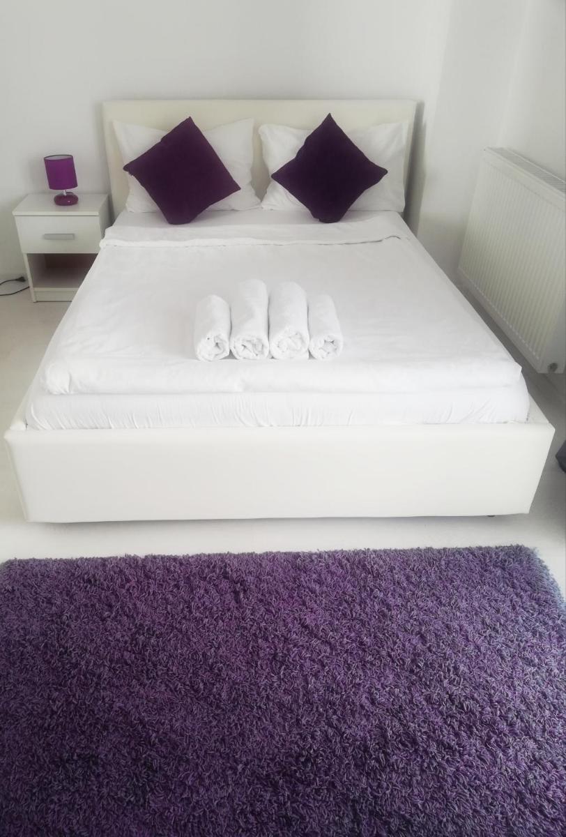 Suitetrails - White Luxury Apartment