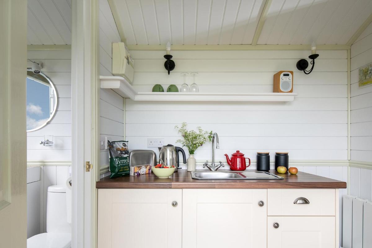 Romantic Shepherds Hut, Kenilworth - Housity