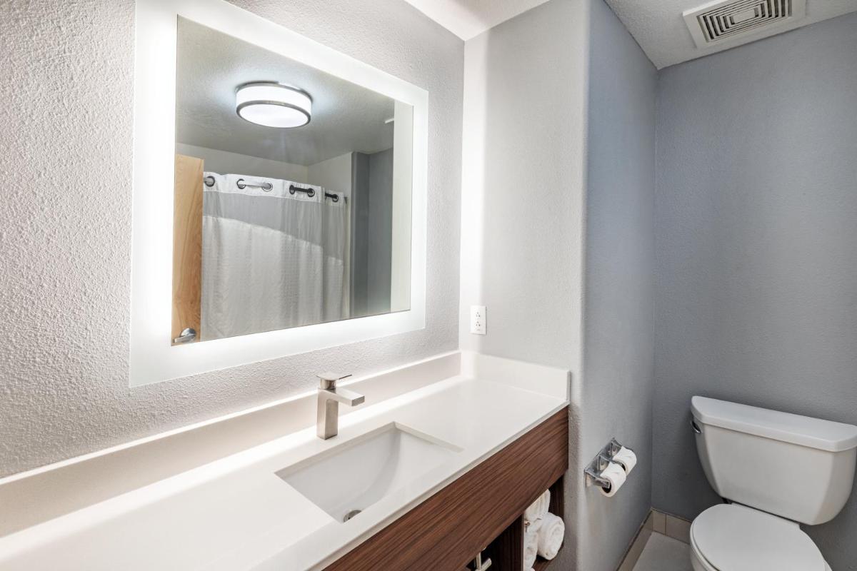Holiday Inn Express Hotel & Suites Austin NE-Hutto by IHG - Housity