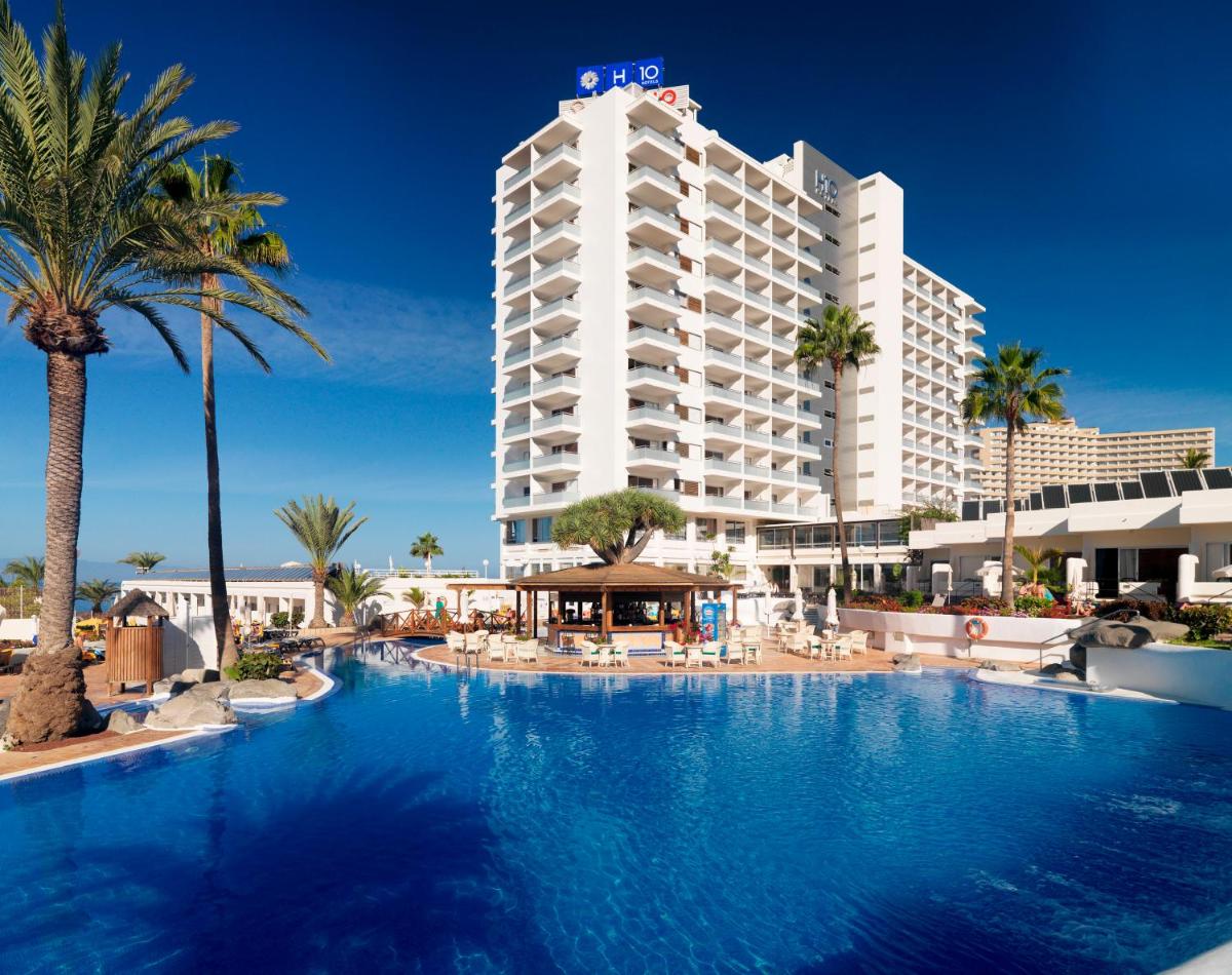 una gran piscina frente a un hotel en H10 Gran Tinerfe - Adults Only, en Adeje