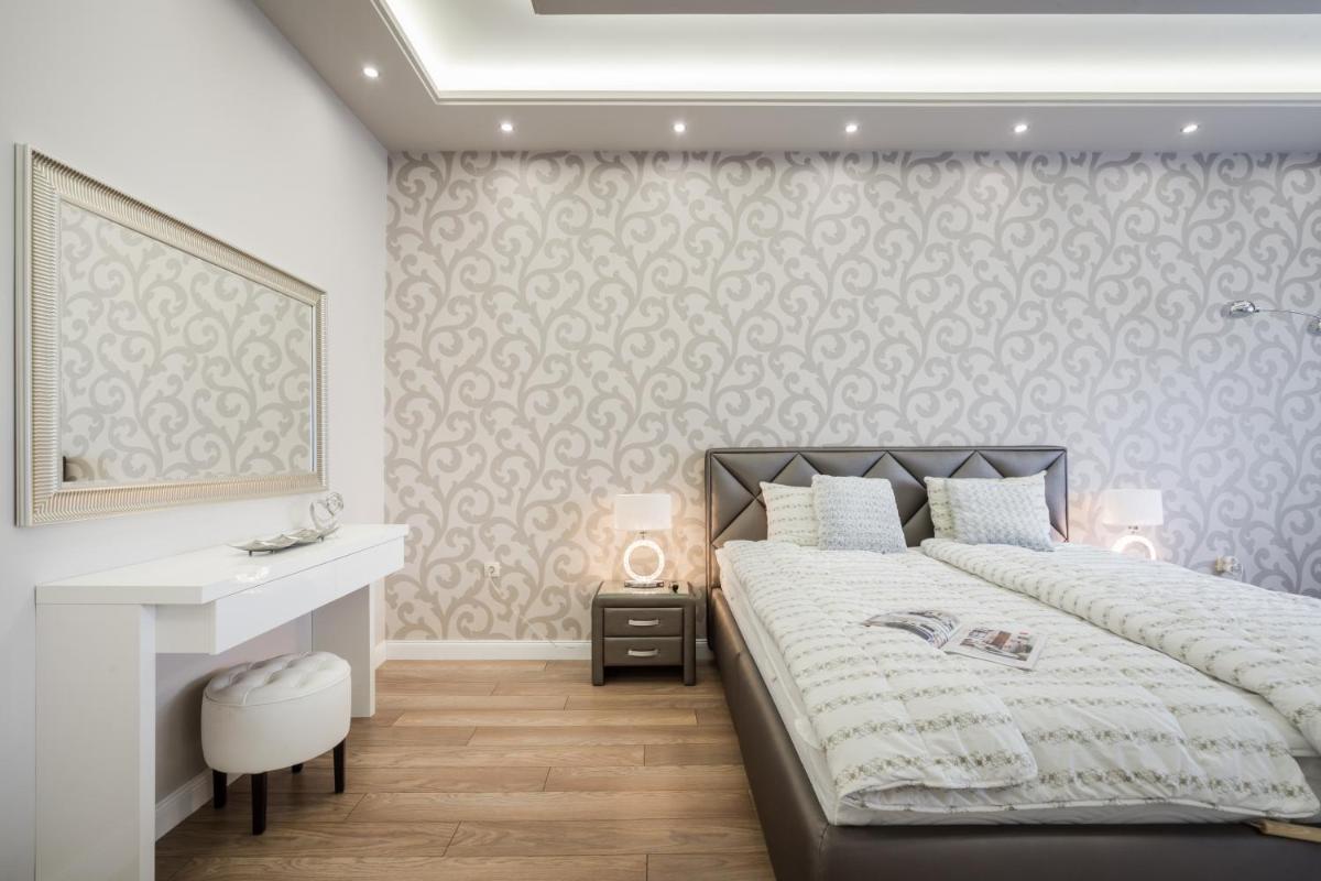 BpR Ethereal Panoramic Suite with A/C & balcony - Housity
