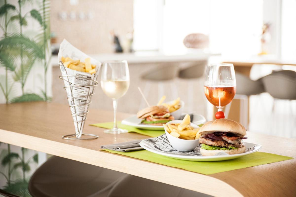 Comida en o cerca de este hotel