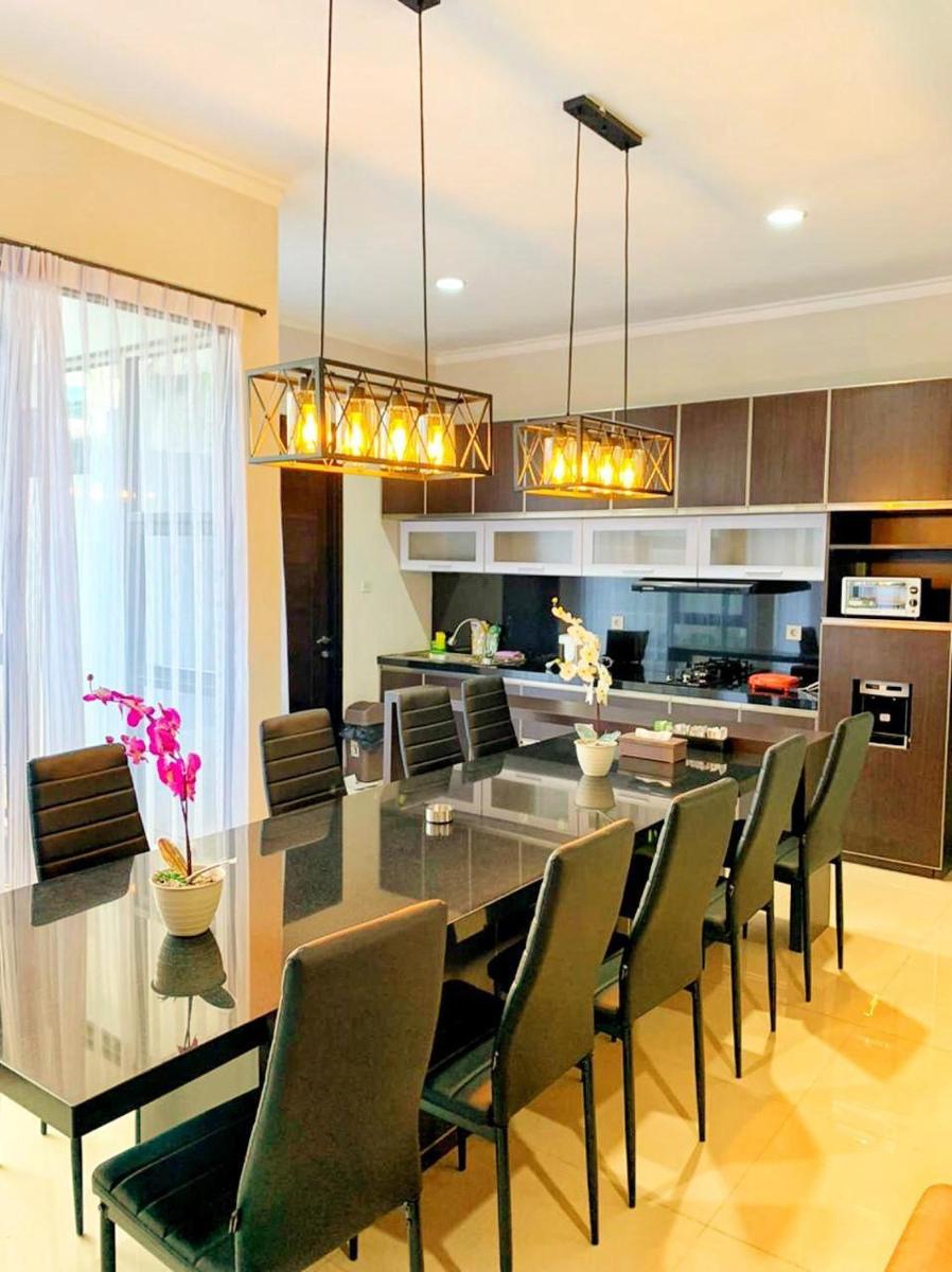 Platinum Setrasari Guest House 5BR Private Pool Bandung - Housity