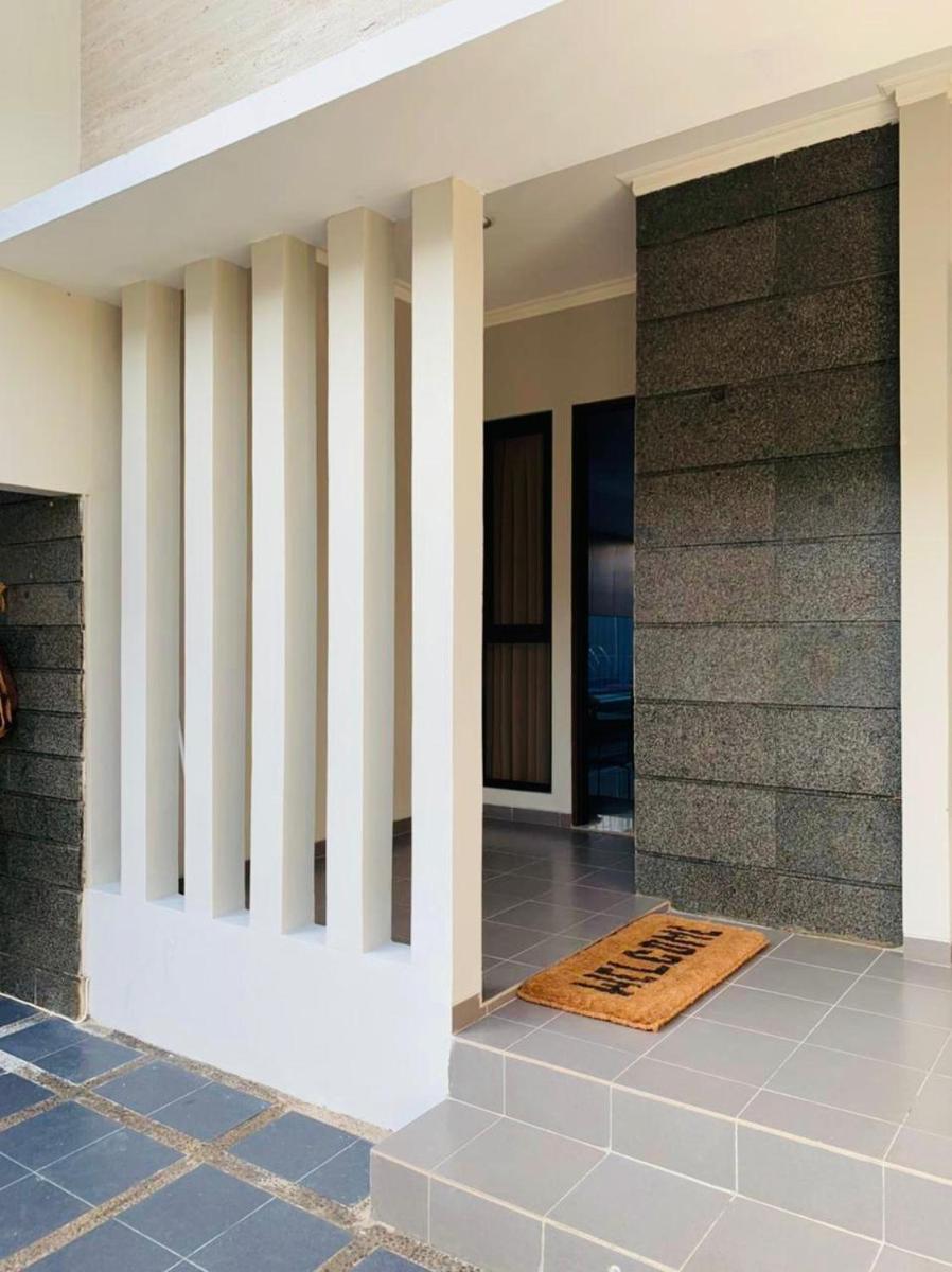 Platinum Setrasari Guest House 5BR Private Pool Bandung - Housity