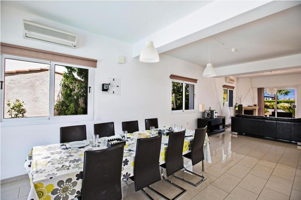 Carilisto Villas Big 4 Bedrooms in Center of Ayia Napa - Housity
