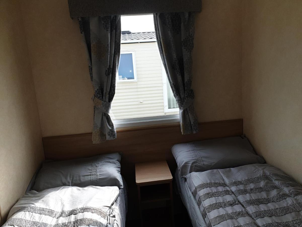 3-Bed Caravan in Walton on the Naze - Housity
