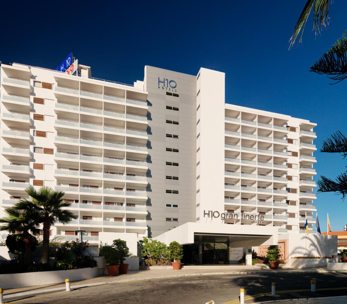 un edificio de hotel con el hilton hawaiianhero en H10 Gran Tinerfe - Adults Only, en Adeje