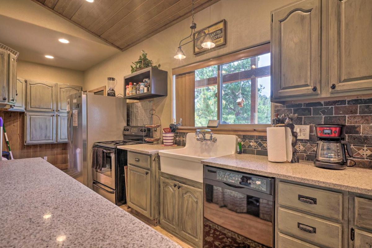 Cripple Creek Mountain Getaway with Hot Tub and Views! - Housity