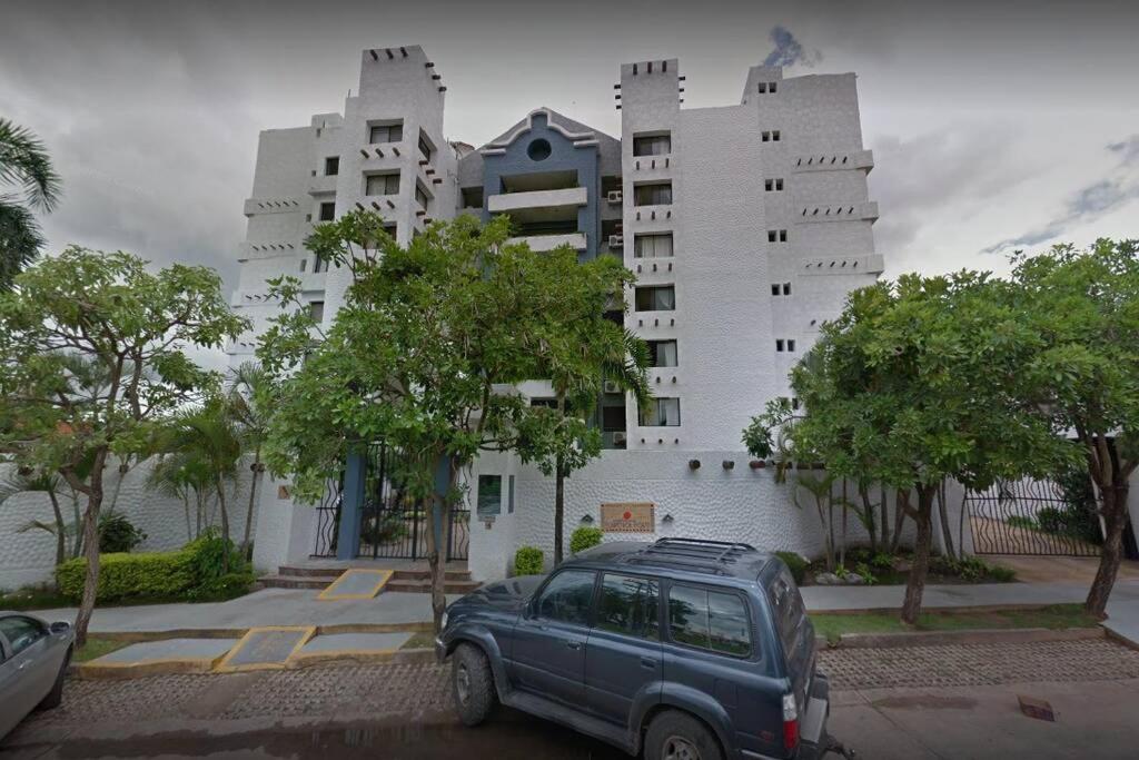 Departemento totalmente amoblado y equipado de 3 dormitorios con aire en toda las áreas + parqueo para 2 movilidades - Housity