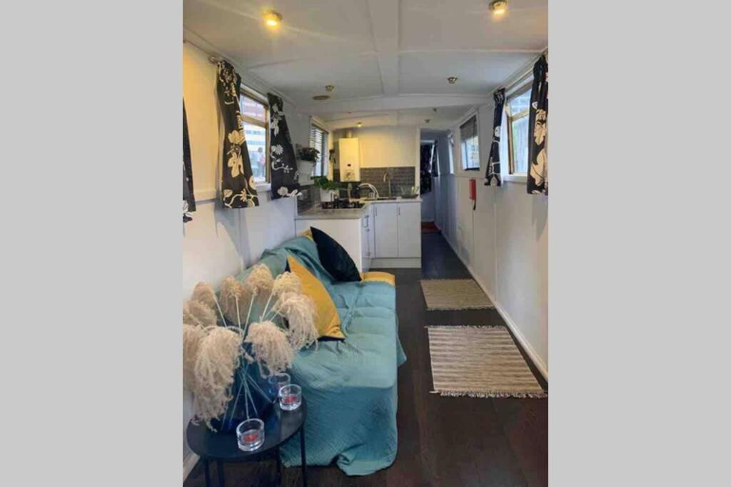 Narrowboat moored in London - Housity