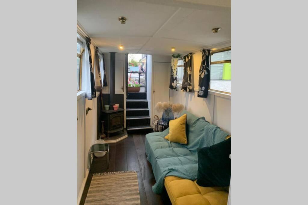 Narrowboat moored in London - Housity