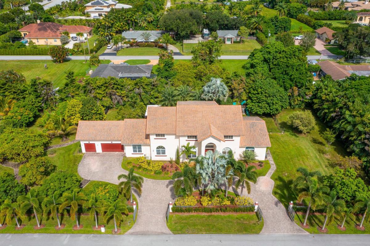 Suitetrails - Plantation Acres Luxury Mansion & Private Pool