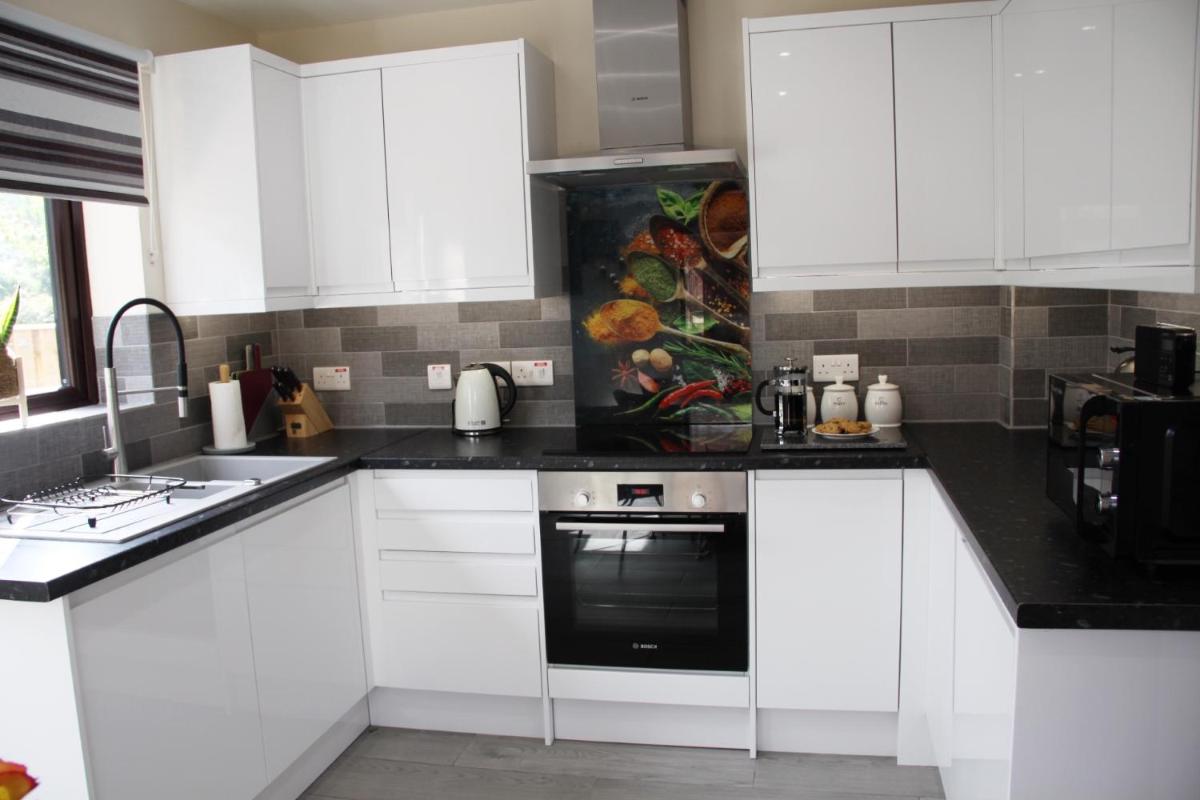City Centre Town House with Riverside Views and Free Parking 1BAK - Housity