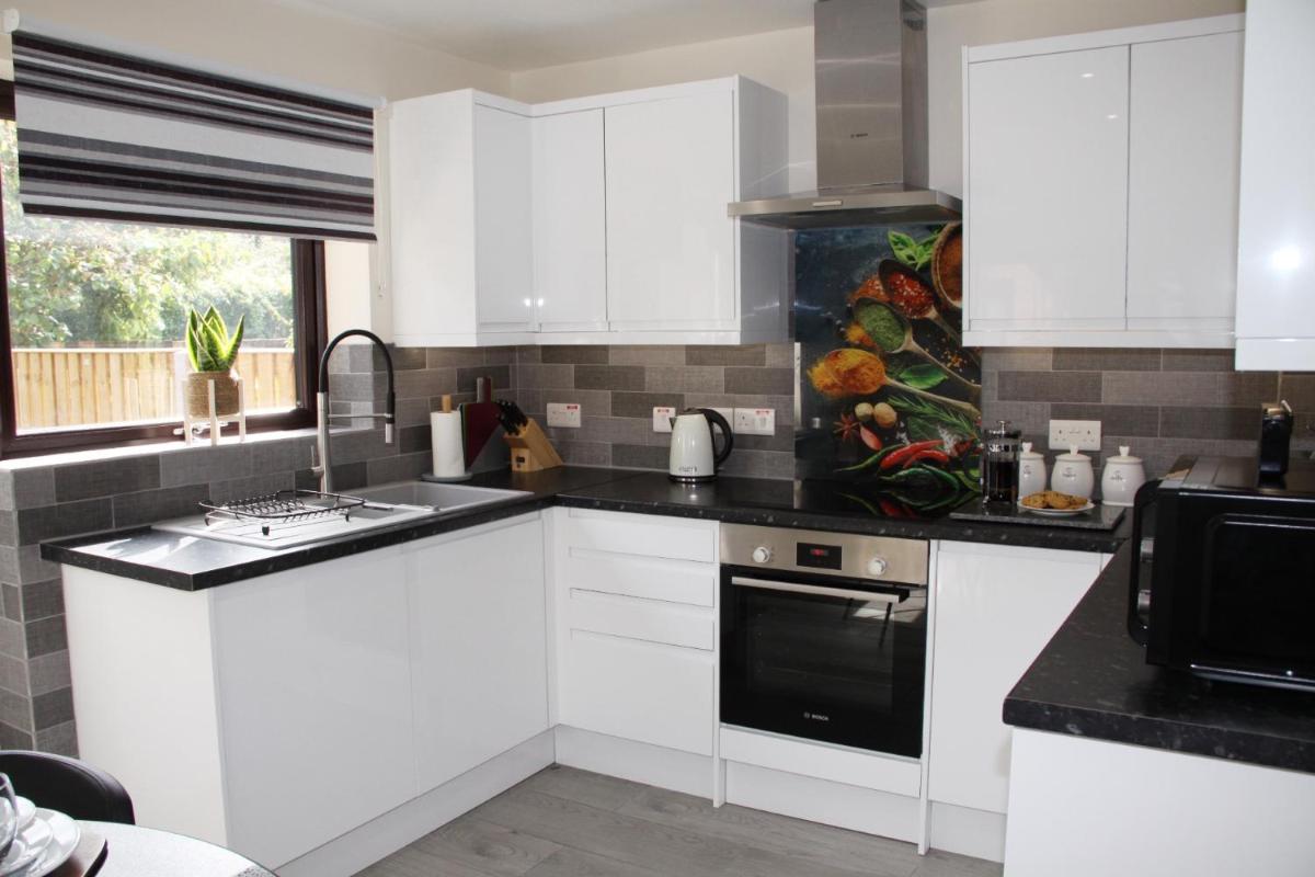 City Centre Town House with Riverside Views and Free Parking 1BAK - Housity