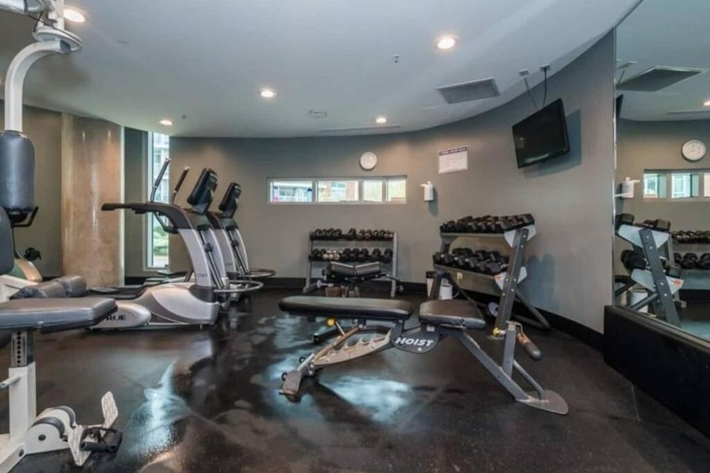 Lovely One-Bedroom Apartment with Pool, Hot Tub, and Gym in the Heart of Downtown, skytrain 3min away - Housity