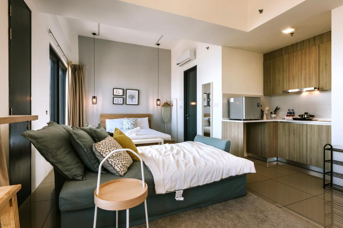 MUJI Studio 2 - Seaview at 218 Tropicana Near Komtar Food Heaven with Netflix & TV Box - Housity