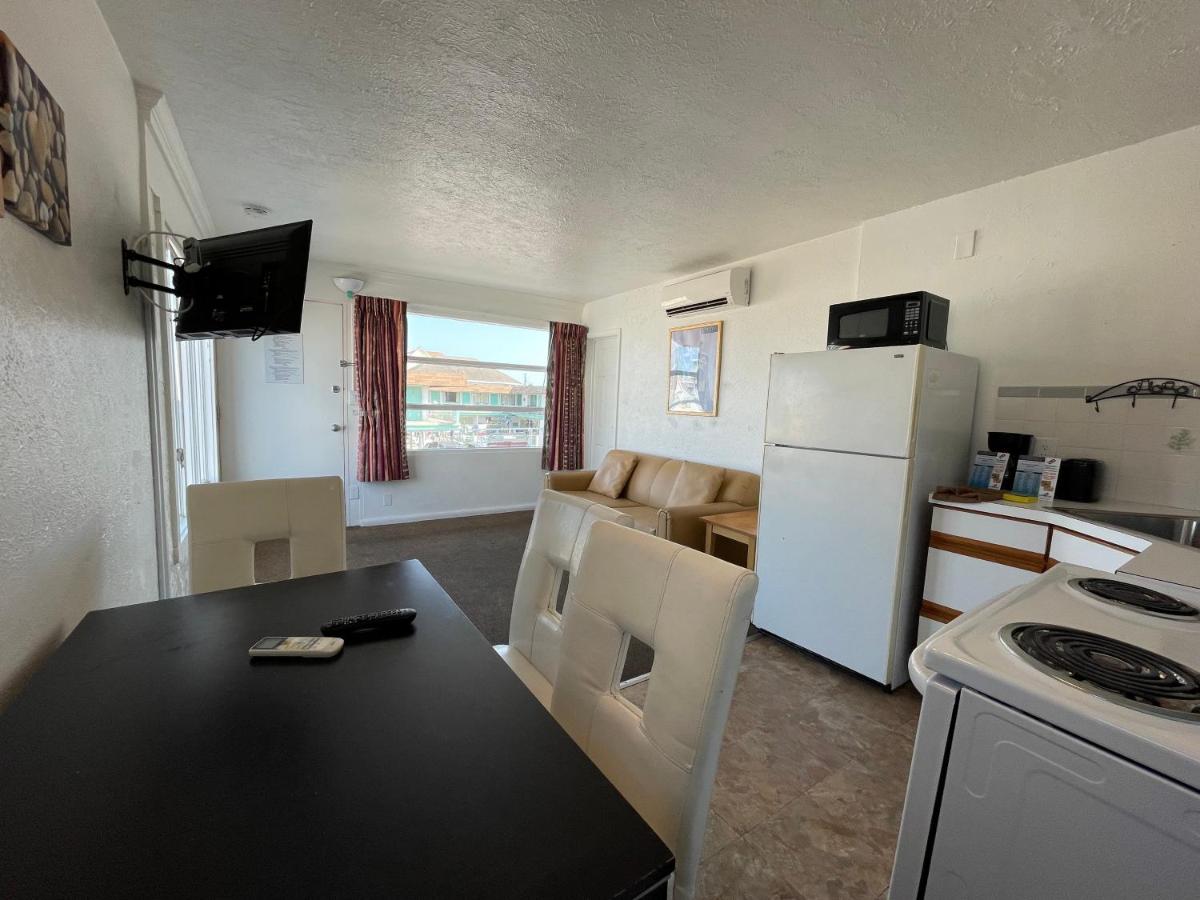 Pink Champagne Motel - Housity