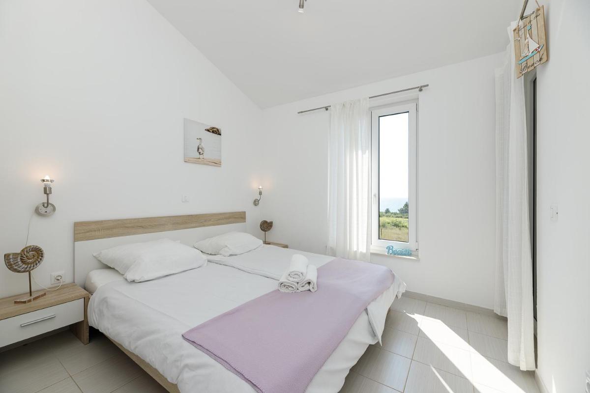 MALO Ferienvilla Privlaka, Pool, Boje, WI-FI, Wallbox - Housity
