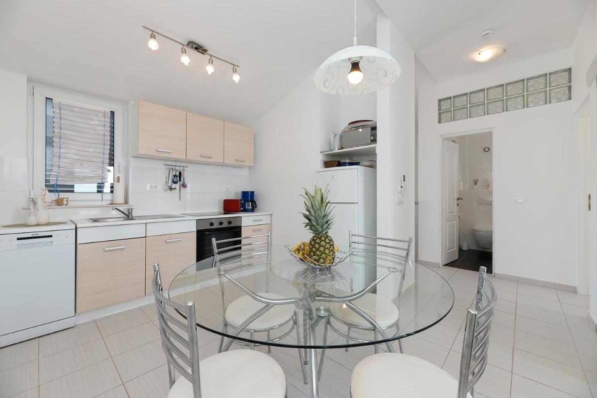 MALO Ferienvilla Privlaka, Pool, Boje, WI-FI, Wallbox - Housity
