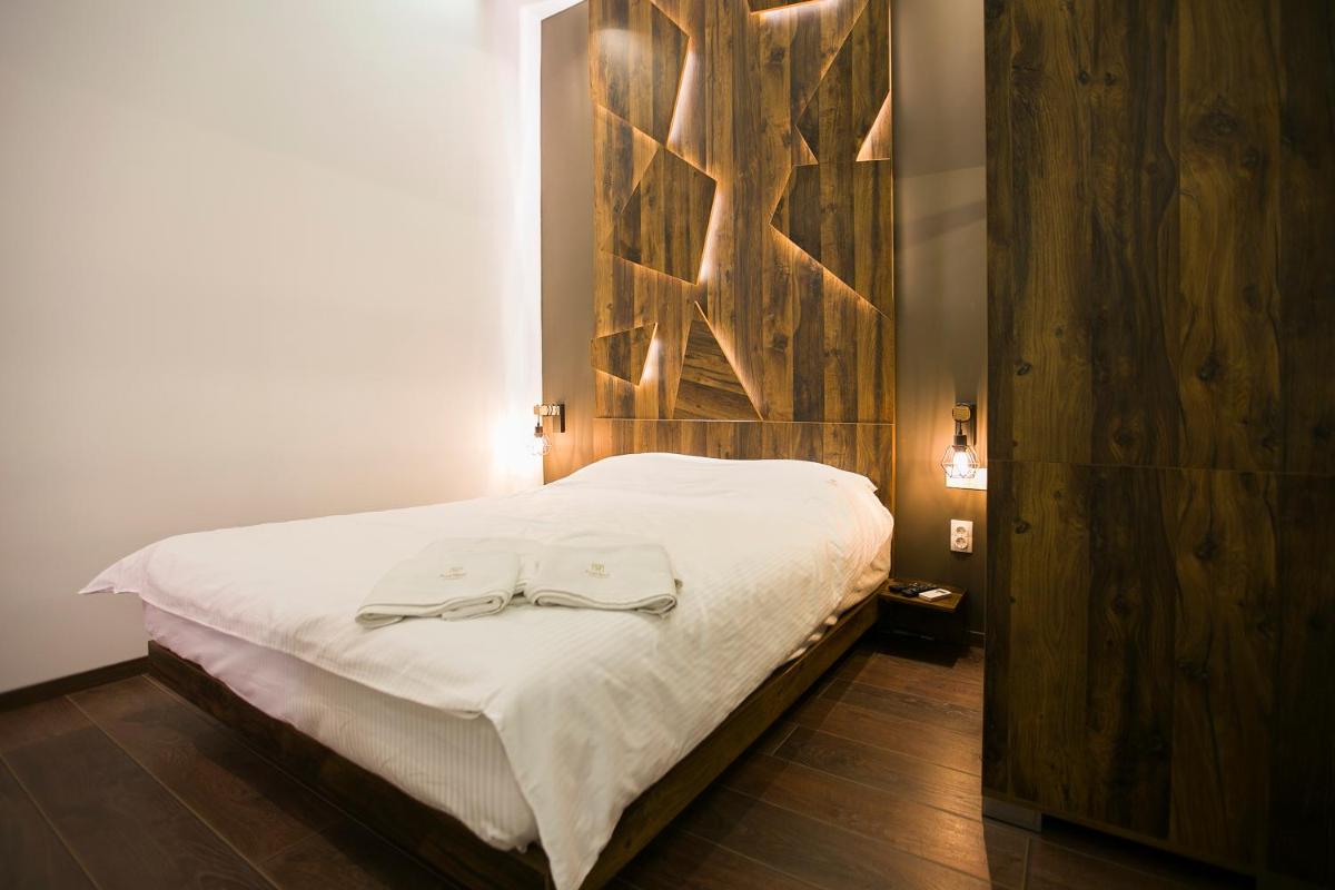 East & West Apartments - Housity